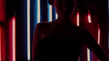 Neon lambalı zayıf kadın.