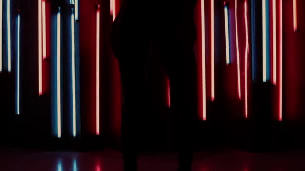 Mulher magro com lâmpada de néon — Vídeo de Stock
