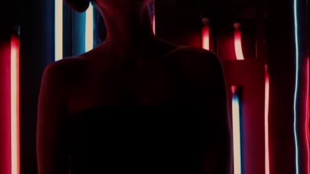 Donna sensuale sotto illuminazione al neon — Video Stock