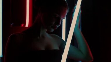 Şehvetli kadın neon ışığı altında