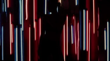 Neon lambalı zayıf kadın.