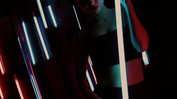 霓虹灯照射下的性感女人 — 图库视频影像