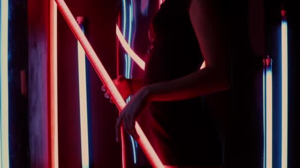 Slanke vrouw met neon lamp — Stockvideo
