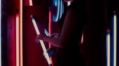 Neon lambalı zayıf kadın.