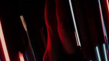Şehvetli kadın neon ışığı altında