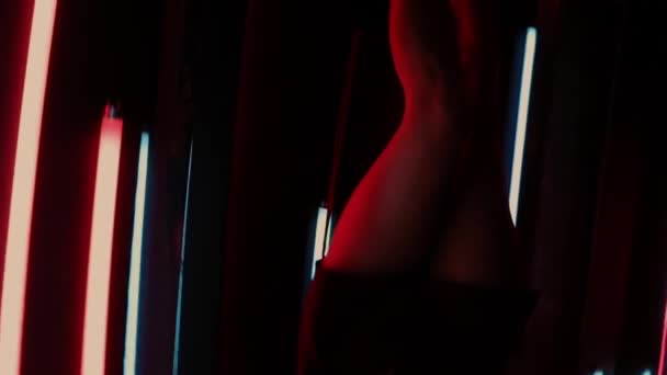 Sinnliche Frau unter Neonlicht — Stockvideo