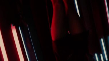 Şehvetli kadın neon ışığı altında