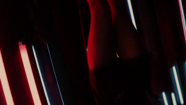 Sensual woman under neon illumination — Stock Video