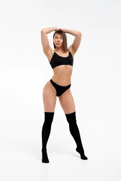 Sexig kvinna i underkläder tittar på kameran sensuellt — Stockfoto