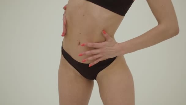 Corpo perfeito jovem mulher em um fundo branco em lingerie sexy — Vídeo de Stock