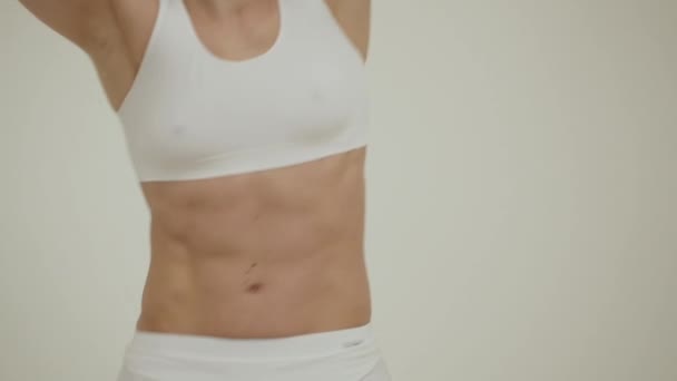 Kusursuz bir beden genç kadın seksi iç çamaşırı beyaz bir arka plan üzerinde — Stok video