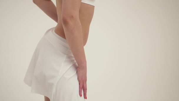 セクシーなランジェリーで白い背景に完璧なボディの若い女性 — ストック動画