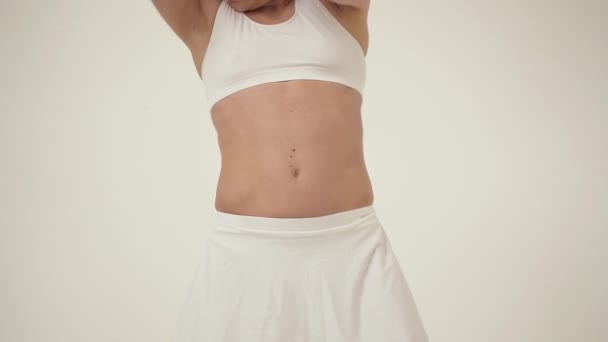 Идеальное тело молодая женщина на белом фоне в сексуальном белье — стоковое видео