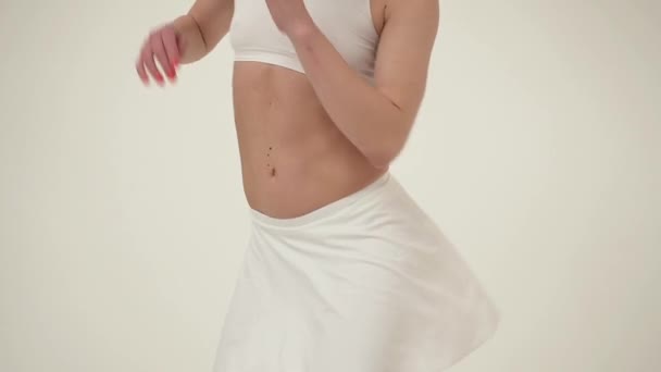 Corpo perfeito jovem mulher em um fundo branco em lingerie sexy — Vídeo de Stock