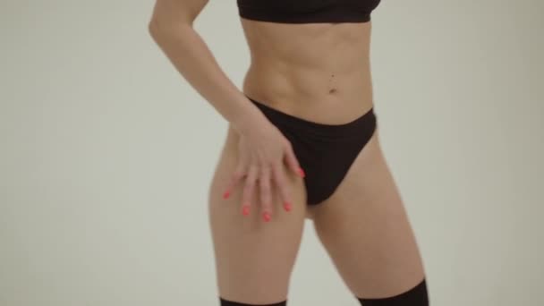 Corpo perfeito jovem mulher em um fundo branco em lingerie sexy — Vídeo de Stock