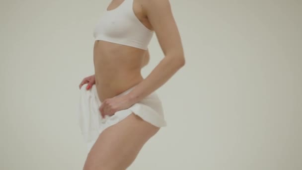 Corpo perfeito jovem mulher em um fundo branco em lingerie sexy — Vídeo de Stock