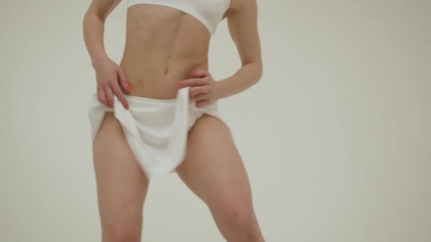 Corpo perfeito jovem mulher em um fundo branco em lingerie sexy — Vídeo de Stock