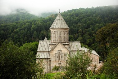 Ermenistan'ın dağları arasında Ermeni Manastırı