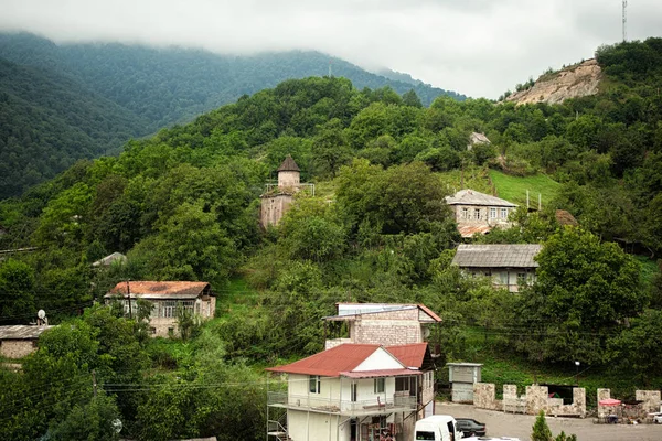 Klein dorp tussen de bergen in Armenië — Stockfoto