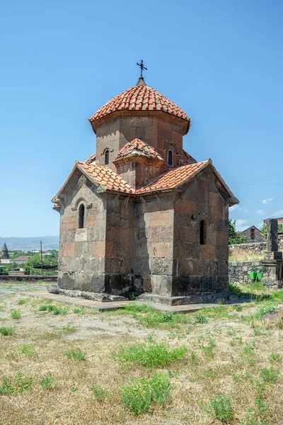 Небольшой армянский монастырь на холме — стоковое фото