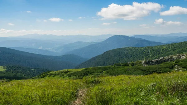夏の山、緑の芝生と青い空の風景 — ストック写真