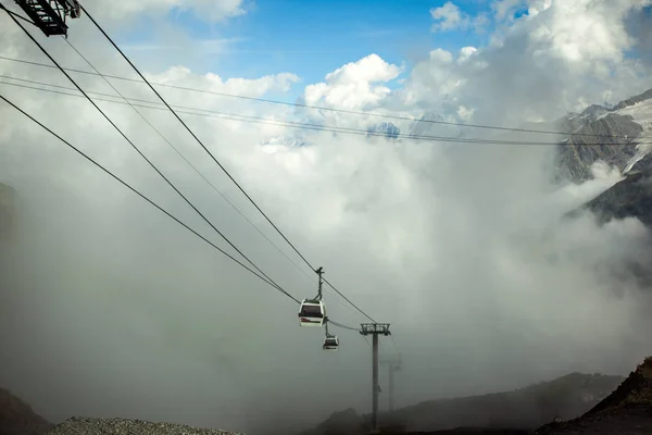 Russland, Elbrus. Seilbahn im Skigebiet, Berge lizenzfreie Stockfotos