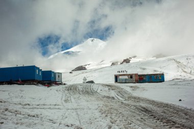 Yüksek dağ kampı Elbrus peak yakınındaki