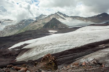 Güzel bir Caucasus dağ manzarası.