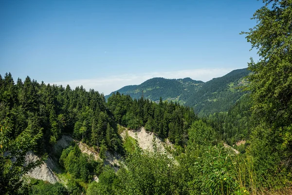 Grüne Berge und Himmelslandschaft — Stockfoto