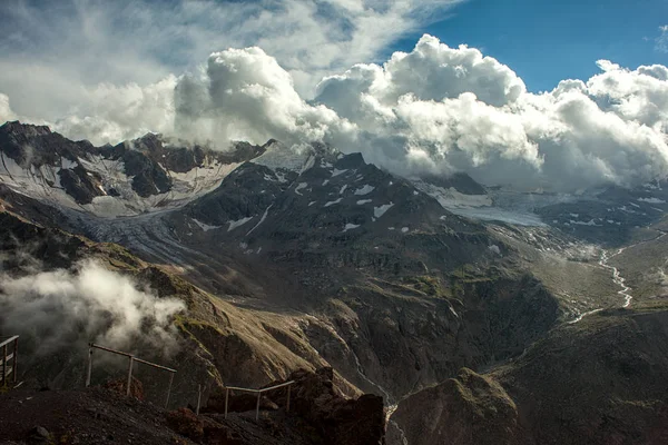 Красивый вид на Кавказский хребет . — стоковое фото