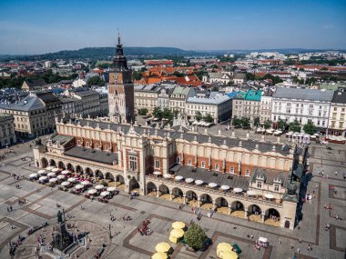 Krakow'daki Cloth Hall ile eski şehir merkezi görünümü