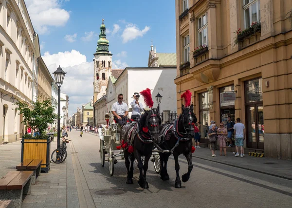 Kočáry na hlavní ulici v Krakově v letním dni — Stock fotografie