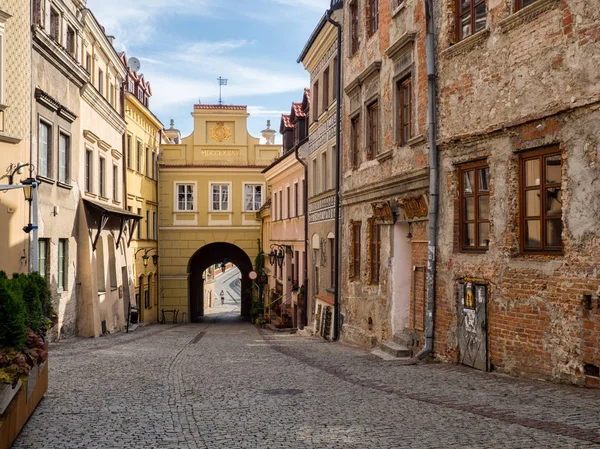 City gate a ulice pohled Lublin město v Polsku — Stock fotografie