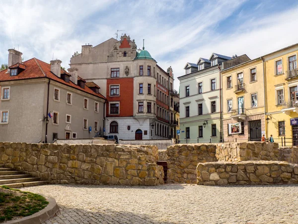 Bram miasta i widokiem na ulicę miasta Lublina w Polsce — Zdjęcie stockowe