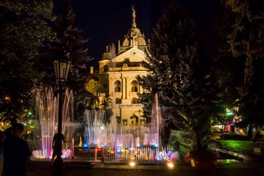 Košice 'de Ulusal Tiyatro ve geceleri dans eden çeşmeler
