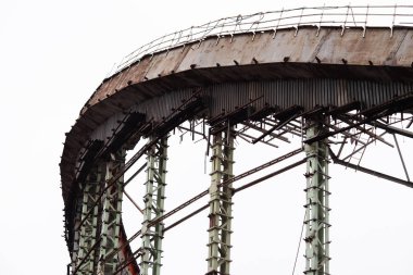 Arenanın yıkımı. Binanın eski metal iskeleti, yıkılmış duvarlar..