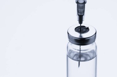 İğne için ampuller. Aşı için cam şişeler. Beyaz arka planda şeffaf şişeler ve tek kullanımlık şırınga.