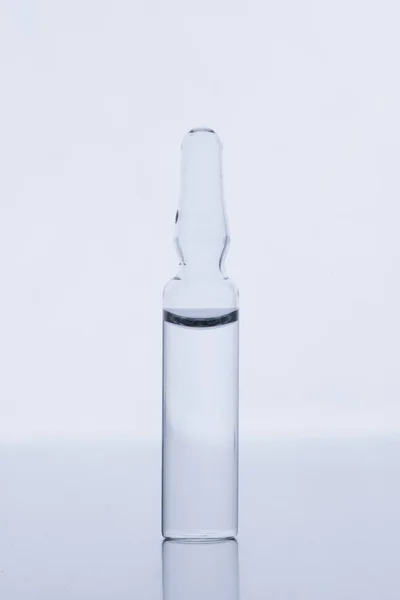 Ampolla Vidrio Para Inyección Sobre Fondo Blanco — Foto de Stock
