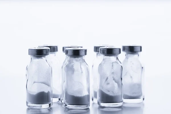 Antibiyotik. Bir sıra cam tıbbi aşı şişesi.