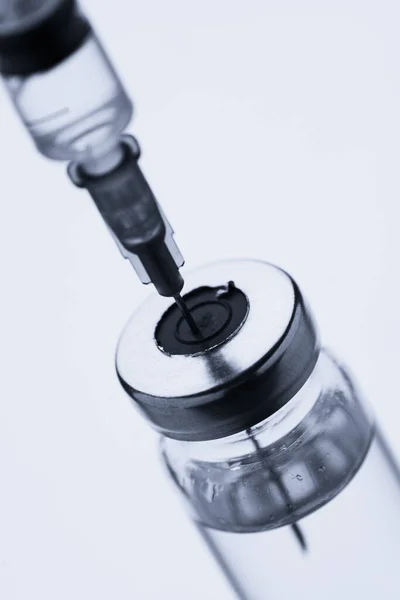Ampolle Iniezione Flaconcini Medici Vetro Vaccinazione Flaconi Trasparenti Siringa Monouso — Foto Stock