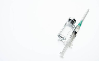 Şırıngalı tıbbi ampul. Cam şişedeki şeffaf ilaç. Beyaz arka planda hastalığa karşı antibiyotik ya da aşı.
