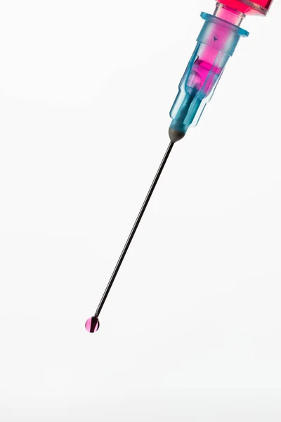 Tropfen Auf Eine Medizinische Nadel Spritze Mit Impfstoff — Stockfoto