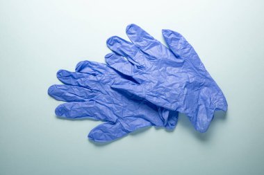 Mavi kullan-at tıbbi eldivenler.