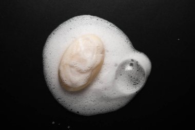 Siyah köpüklü sabun..