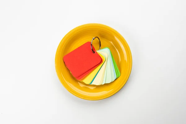 Gelber Teller mit Farbpalette, Ansicht von oben — Stockfoto