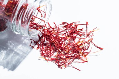 Cam kavanozdaki safran beyaza saçılmış.