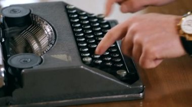 Yazar Retro daktilo ile yazma yakın çekim