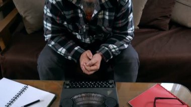 Kamera, tilt, 4 k düz görünümlü retro daktilo ile yazar