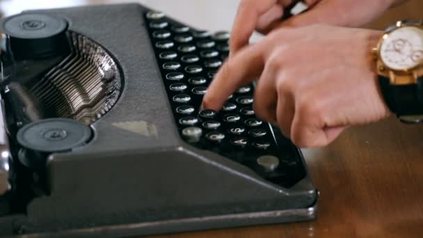 Schrijver schrijven met retro typemachine, close-up — Stockvideo