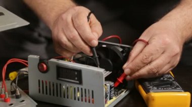erkek eller bir multimetre üzerinde bir elektronik aygıtı, önden görünüm kullanma